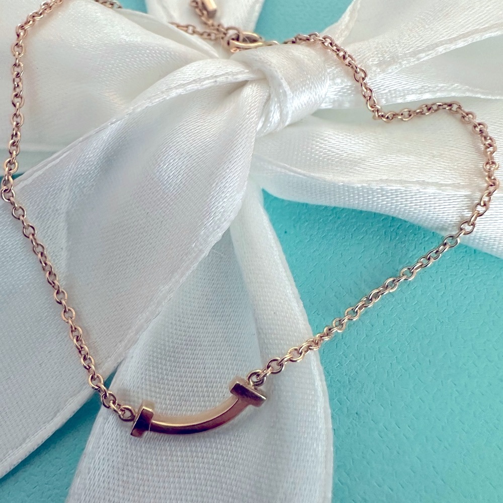 Tiffany & Co Rose Gold T Smile Bracelet 18k AU 750
7 inches long- gorgeous